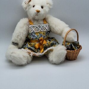 MADAME NOUNOURS VA FAIRE SES COURSES