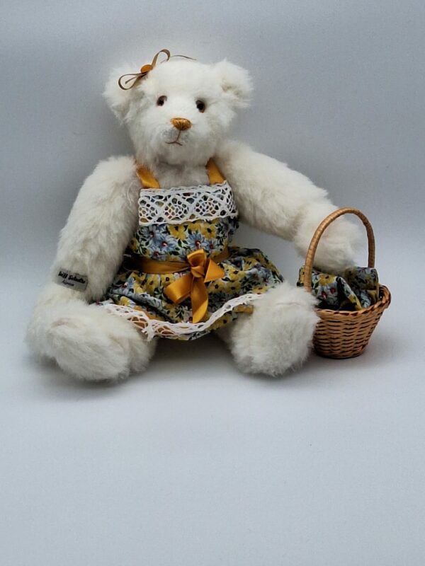 MADAME NOUNOURS VA FAIRE SES COURSES